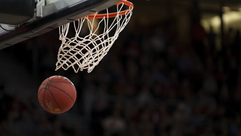 NBA篮球比赛扣篮精彩画面，球员在空中完成扣篮动作